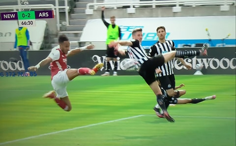 Arsenal pokonał Newcastle. O zwycięstwie zdecydowały dwie bramki z woleja [WIDEO]