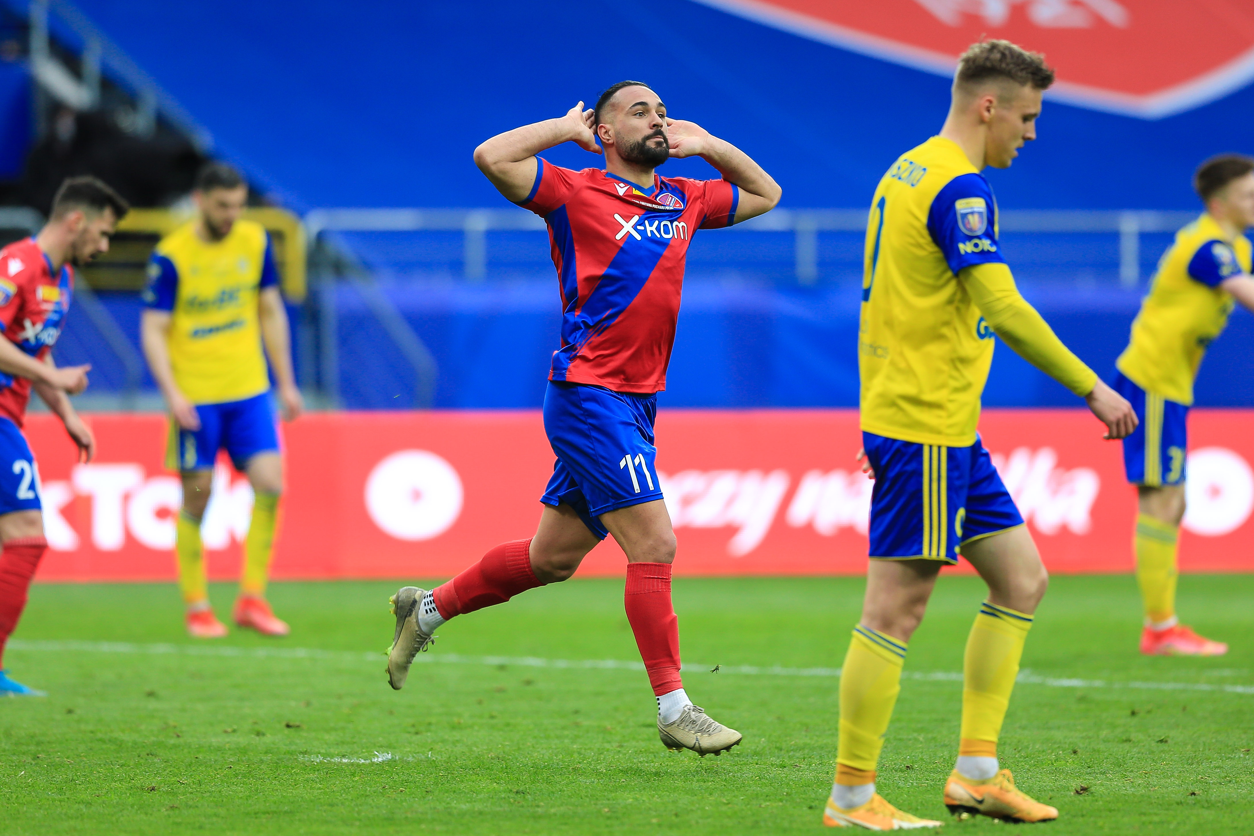 Raków Częstochowa z Pucharem Polski! Niesamowity zwrot akcji w finale, kuriozalny gol piłkarza Arki [WIDEO]