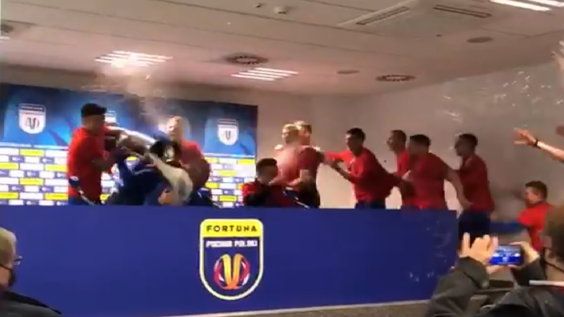 Szalona radość piłkarzy Rakowa Częstochowa po zdobyciu Pucharu Polski. Przerwali konferencję prasową [WIDEO]