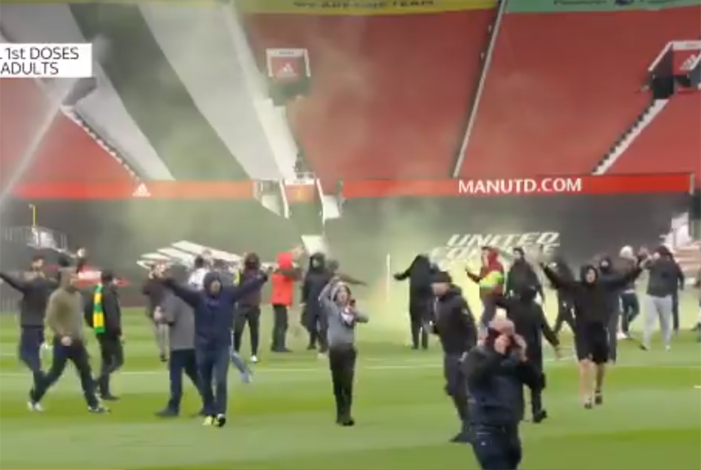 "Jakiś wiejski głupek mógł kogoś zabić". Były piłkarz Liverpoolu grzmi po skandalu na Old Trafford