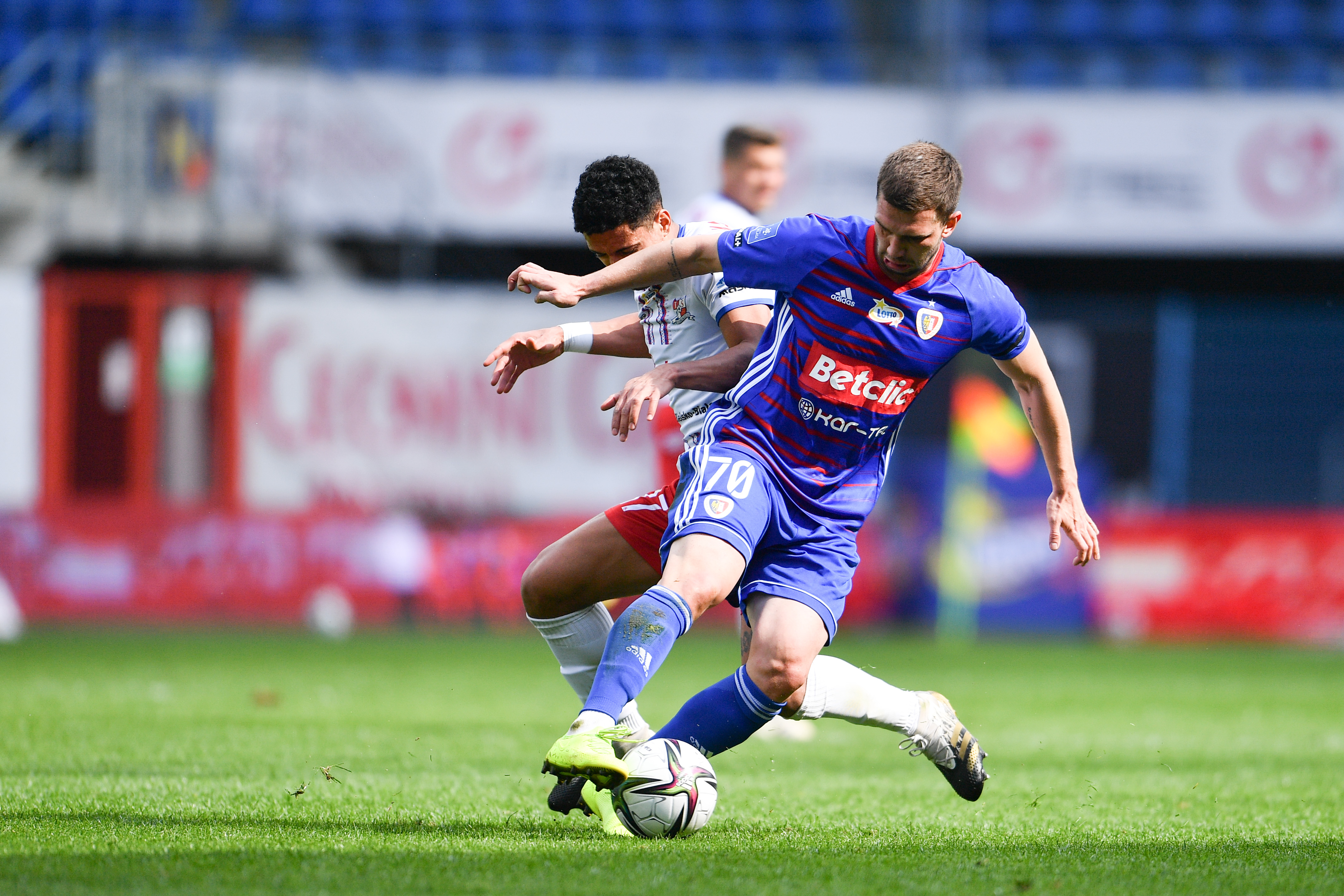 Piast Gliwice przybliżył się do europejskich pucharów. Bezcenny dublet Jakuba Świerczoka [WIDEO]