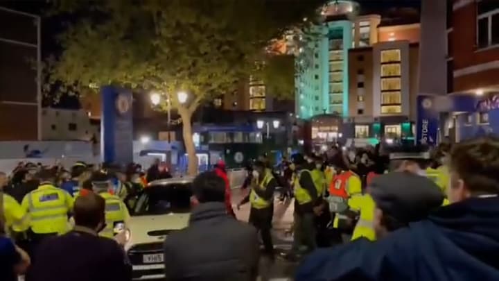 Szalona radość kibiców Chelsea. Fani otoczyli samochód Kante pod Stamford Bridge [WIDEO]
