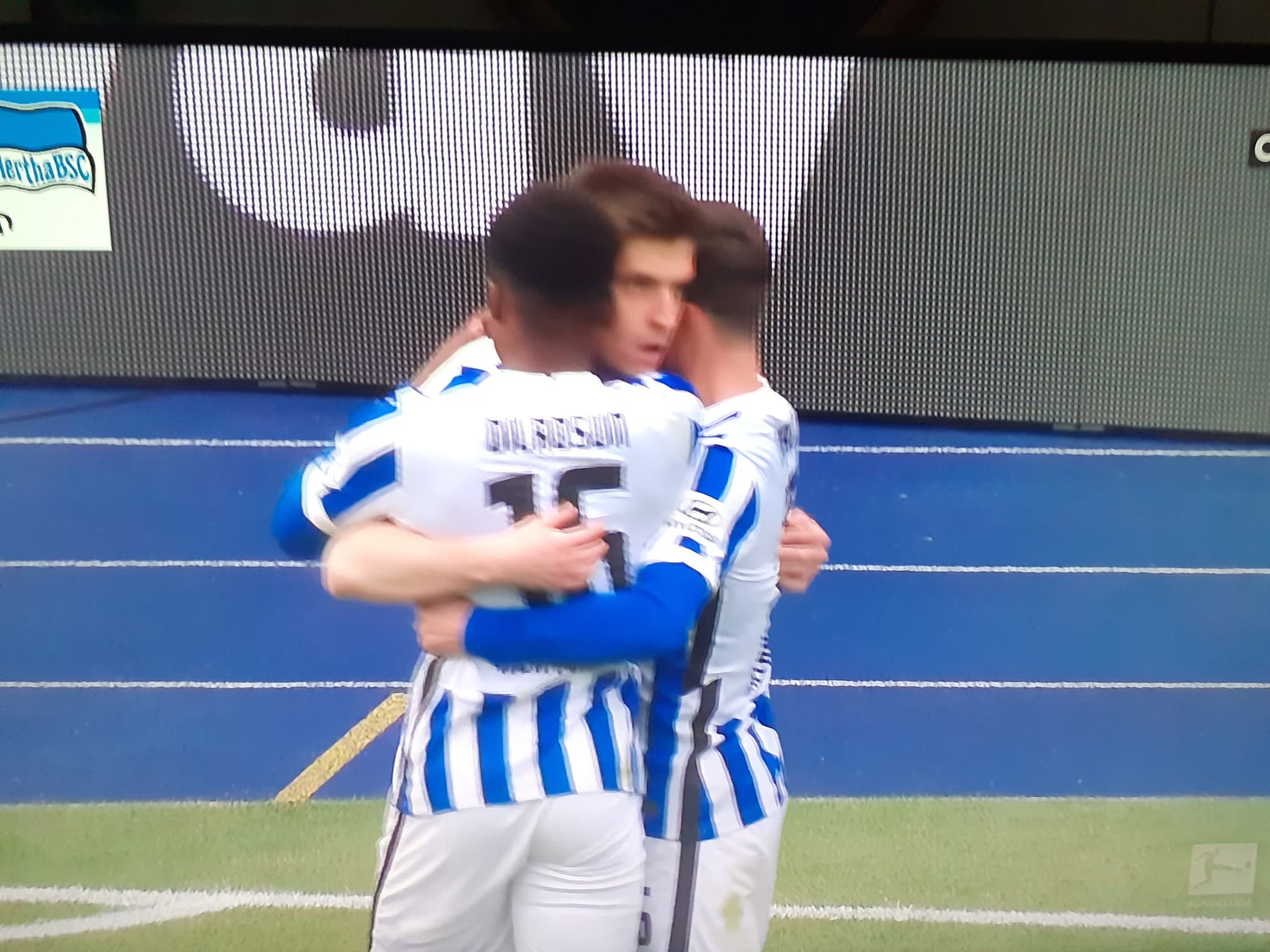 Krzysztof Piątek strzelił gola, Hertha odniosła ważne zwycięstwo. Berlińczycy uciekają spod topora [WIDEO]