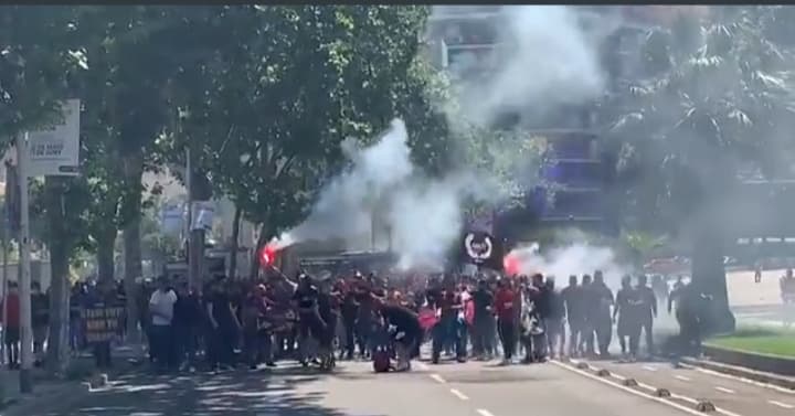 Fiesta kibiców Barcelony przed meczem z Atletico. Fani tłumnie zebrali się pod Camp Nou [WIDEO]