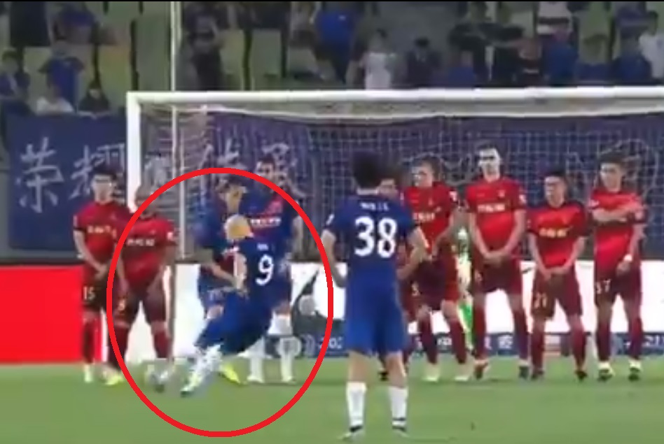 Piękny gol Adriana Mierzejewskiego! Perfekcyjny strzał z rzutu wolnego [WIDEO]