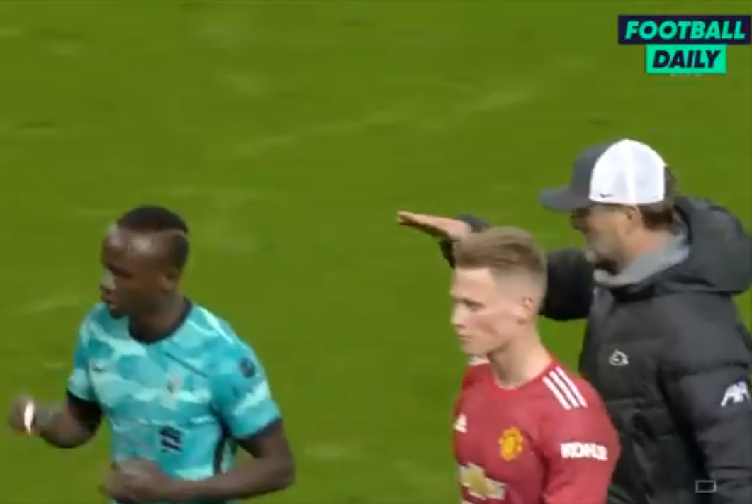Sadio Mane zignorował Juergena Kloppa. Ręka Niemca zawisła w powietrzu [WIDEO]