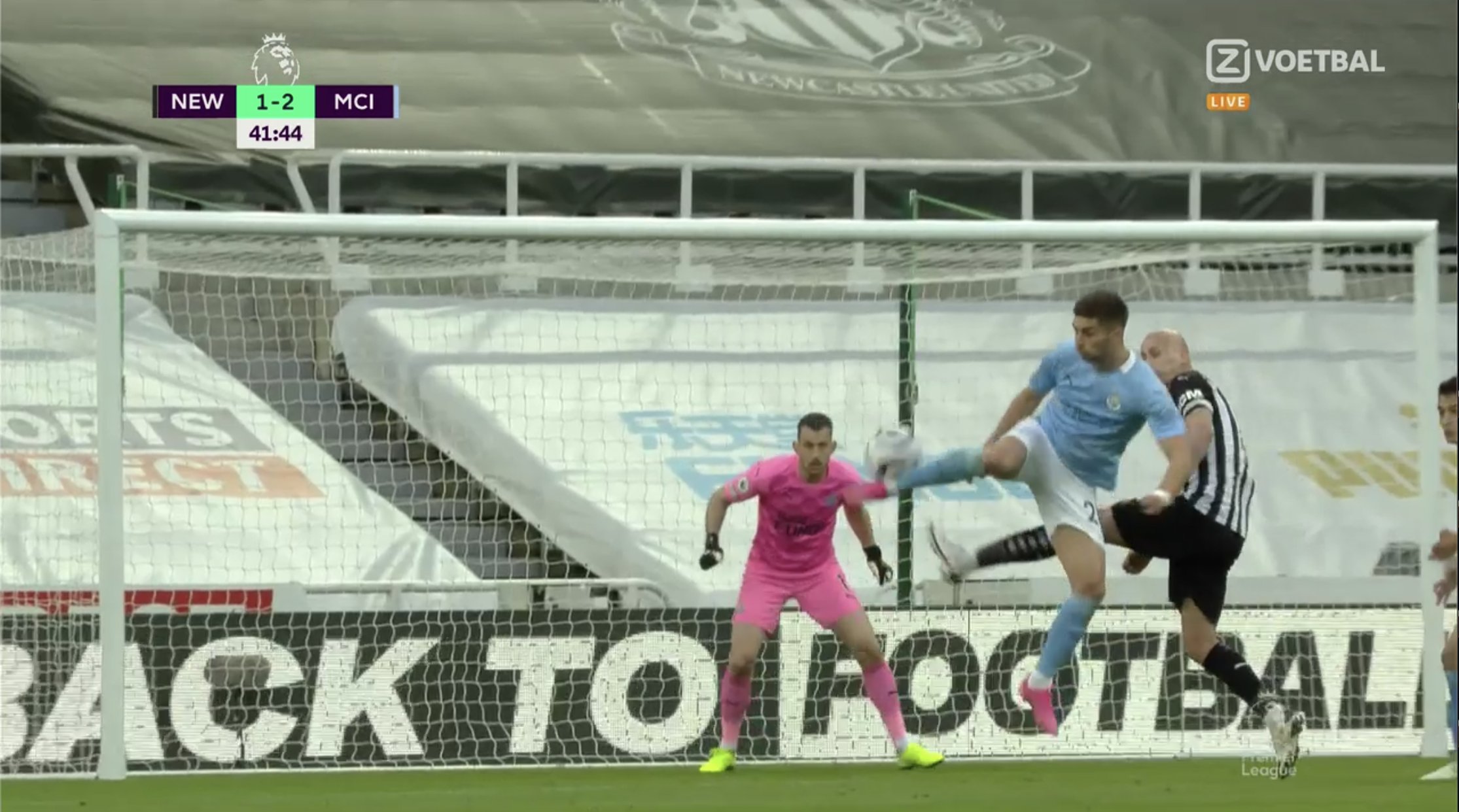 Siedem bramek w szalonym meczu Manchesteru City. Torres zdobył trzy gole, w tym jeden w stylu Zlatana [WIDEO]