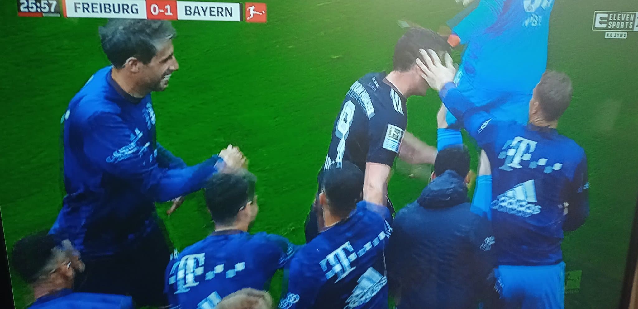 Piękne zachowanie piłkarzy Bayernu. W taki sposób uhonorowano Roberta Lewandowskiego [WIDEO]