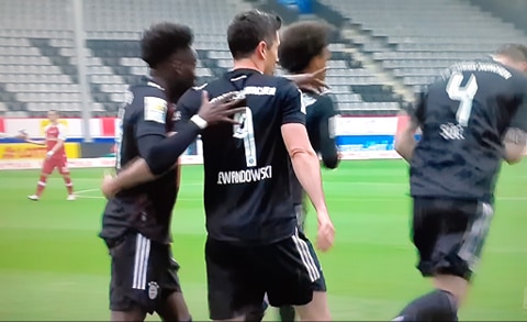 Robert Lewandowski wyrównał rekord, Bayern tylko zremisował! Freiburg postawił się mistrzom Niemiec [WIDEO]