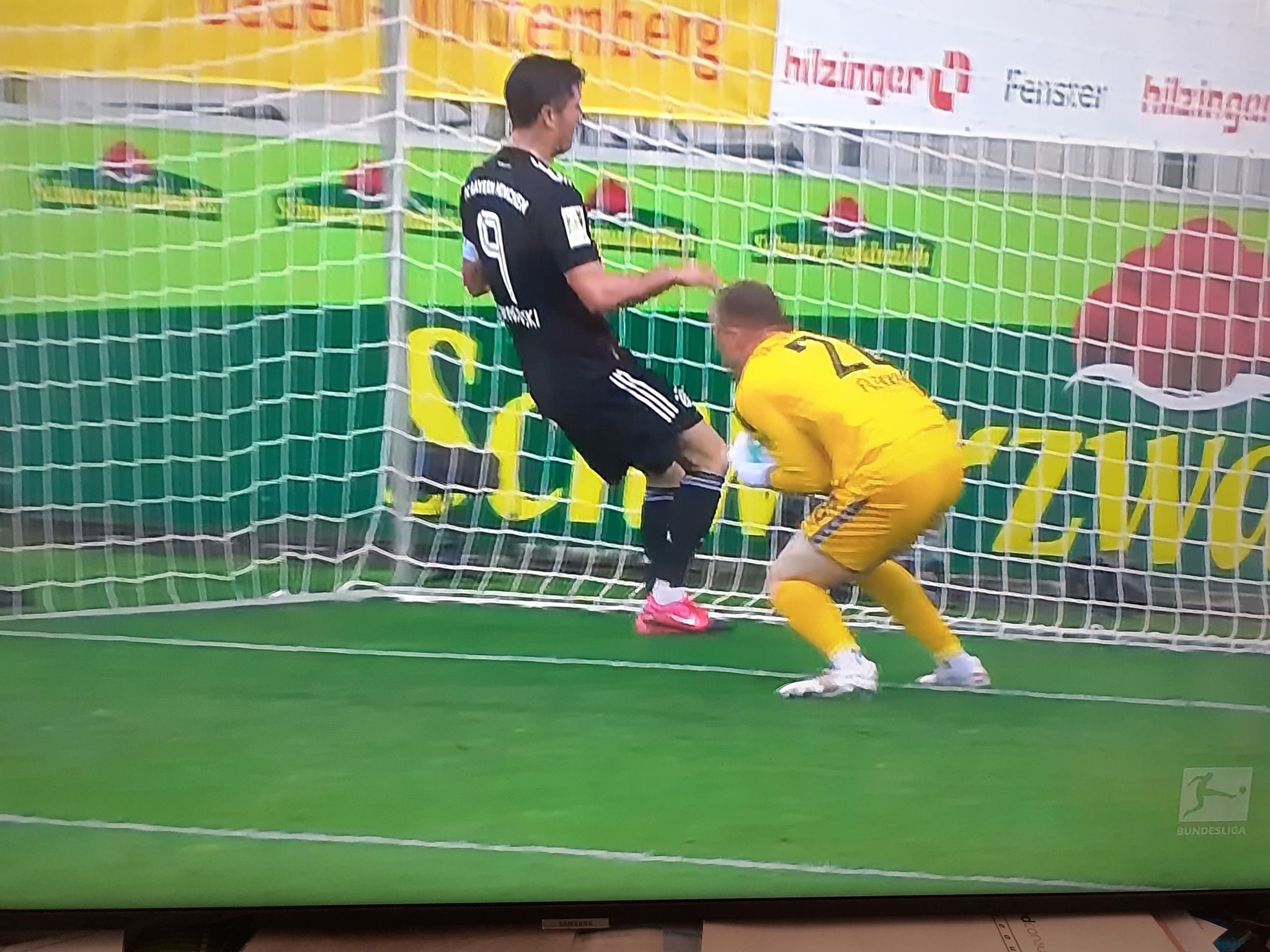 Niebywałe pudło Lewandowskiego! Polak mógł już pobić rekord Muellera [WIDEO]
