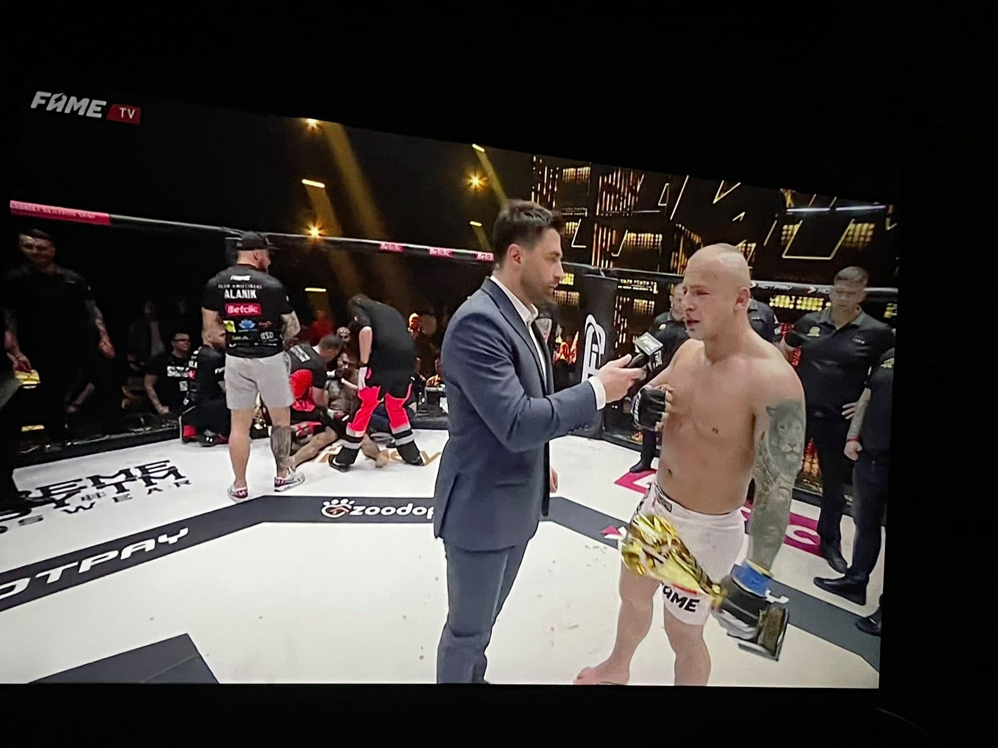 Dantejskie sceny podczas Fame MMA. Zawodnik słaniał się na nogach, wygrał i... zemdlał