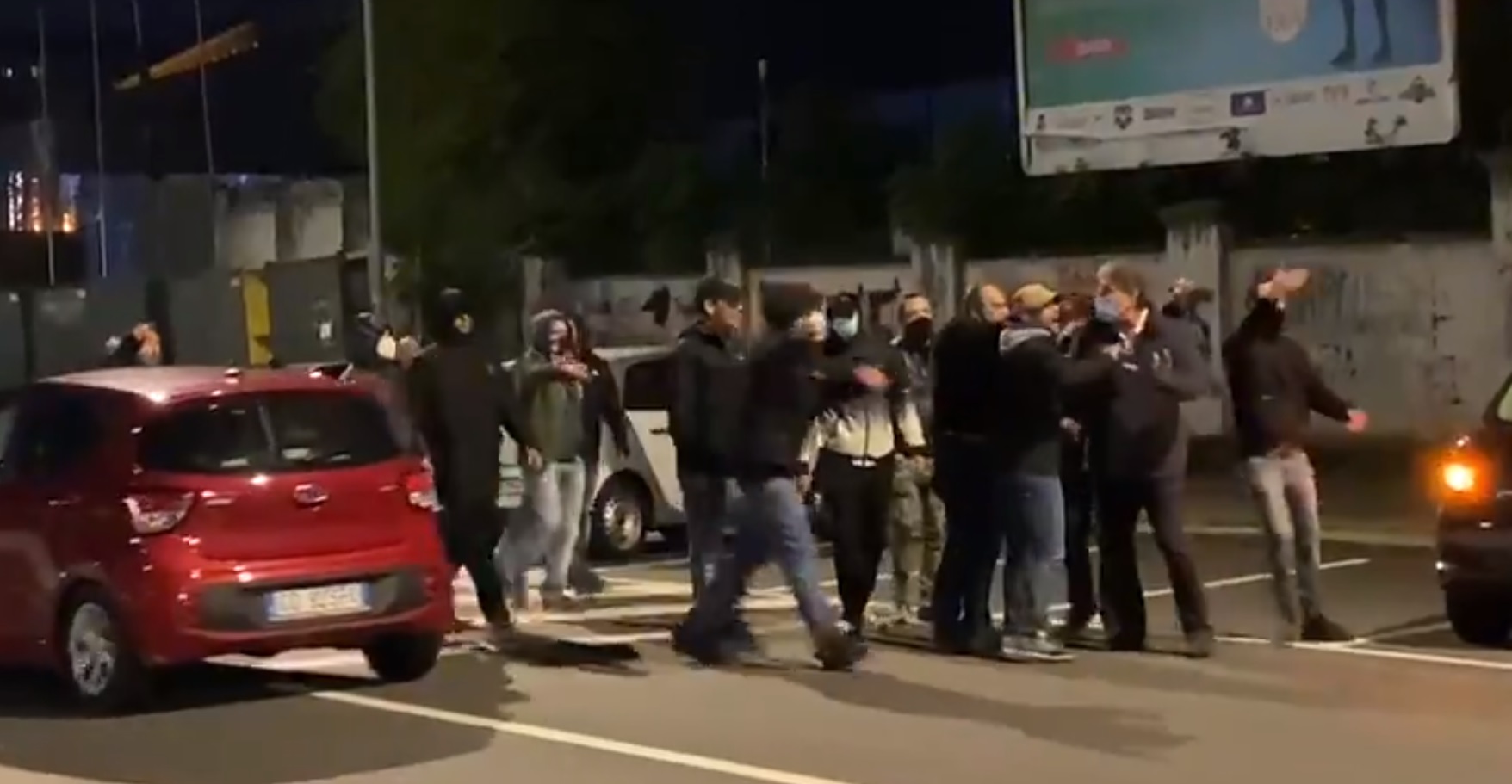Kibice włoskiego klubu nie wytrzymali. Wściekli czekali na piłkarzy, musiała interweniować policja [WIDEO]