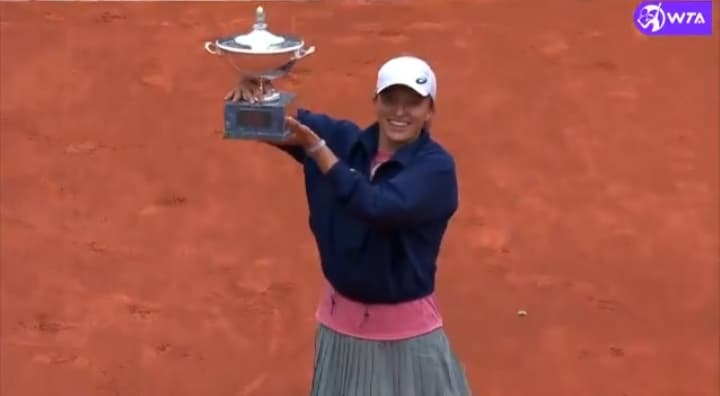 Iga Świątek odebrała trofeum za zwycięstwo w Rzymie! Trzeci triumf Polki w karierze [WIDEO]