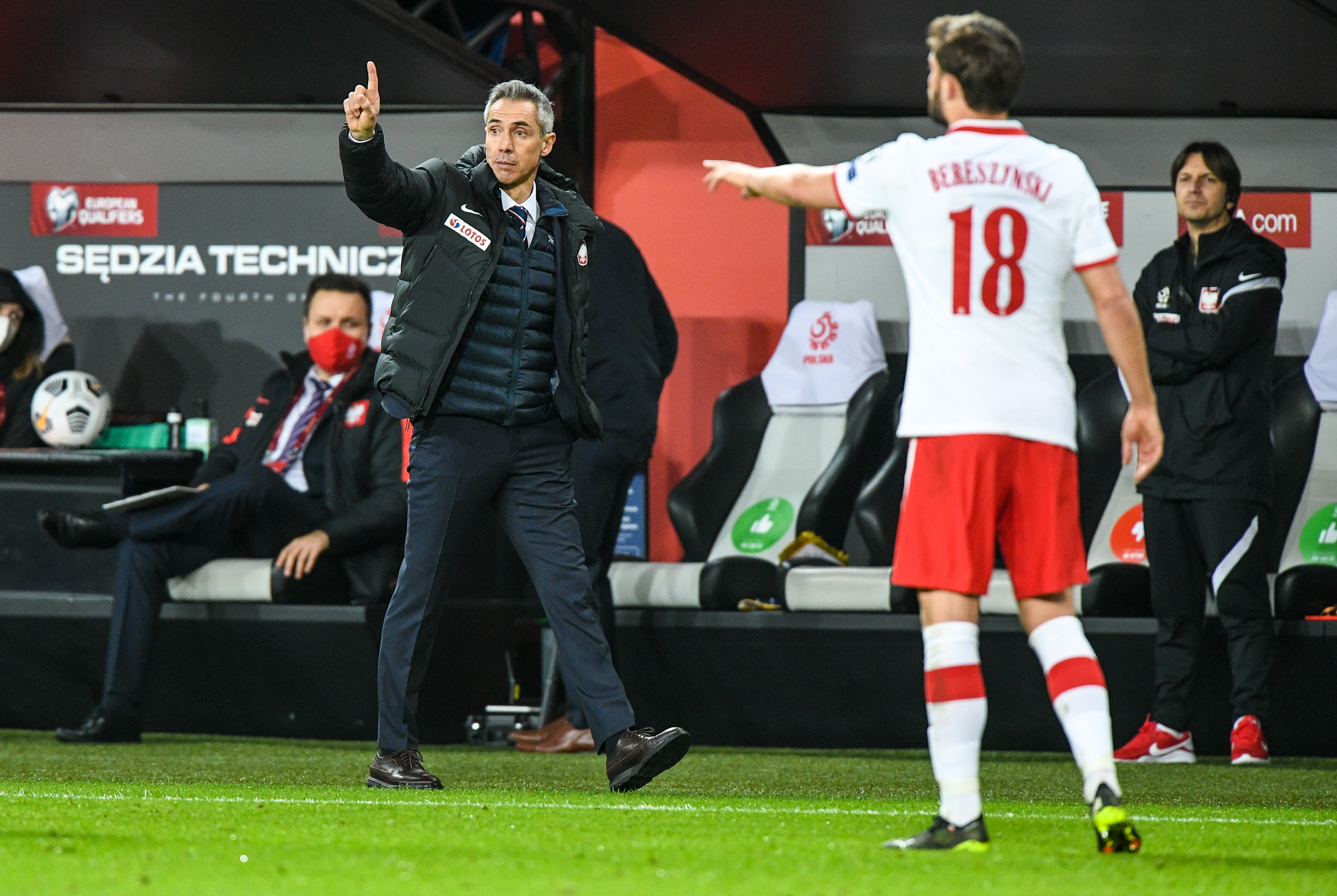 Paulo Sousa przenosi się do bazy kadry. Bracia Golcowie nastroją Polaków na Euro [NASZ NEWS]