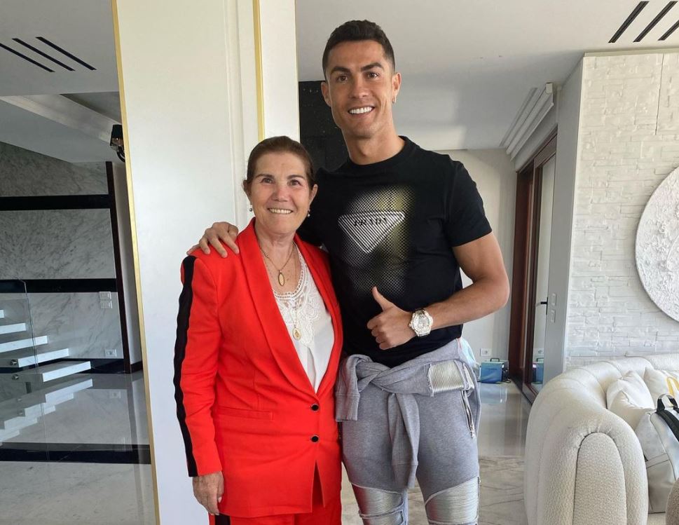 Mama Cristiano Ronaldo już w Turynie. Namówi syna na powrót do Sportingu? [ZDJĘCIA]