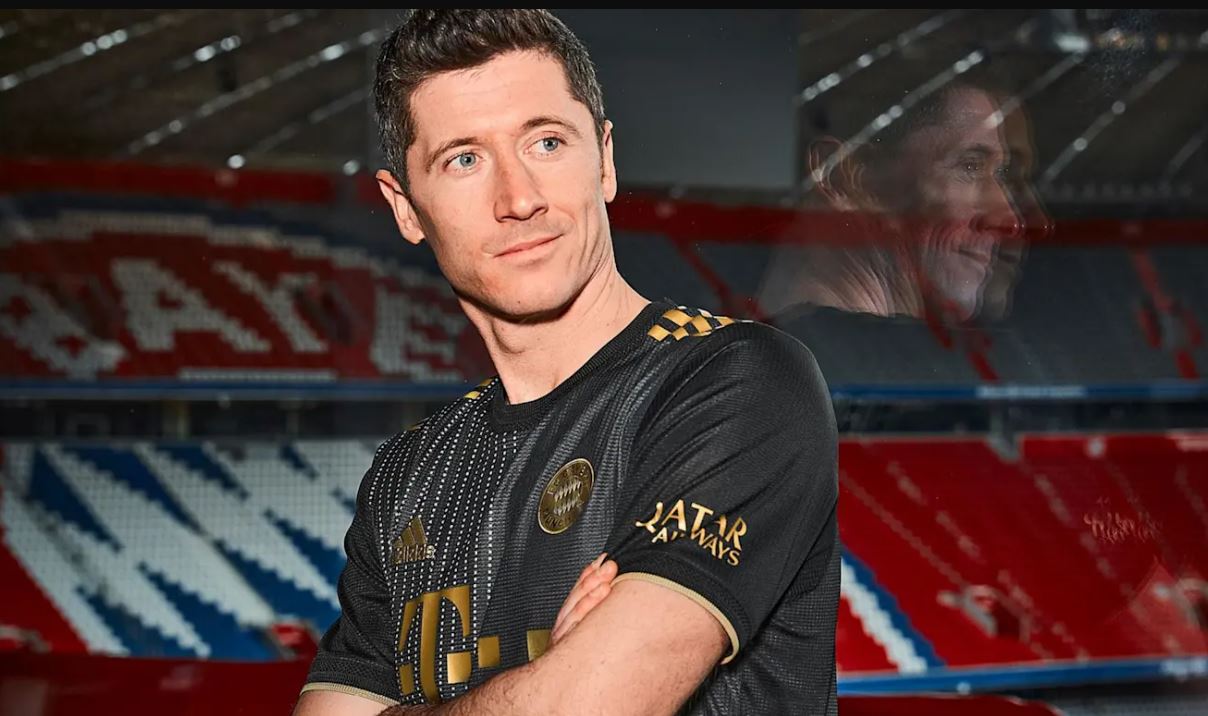 Bayern zaprezentował wyjazdowy trykot na nowy sezon. Wiadomo, kiedy Lewandowski zagra w nim po raz pierwszy