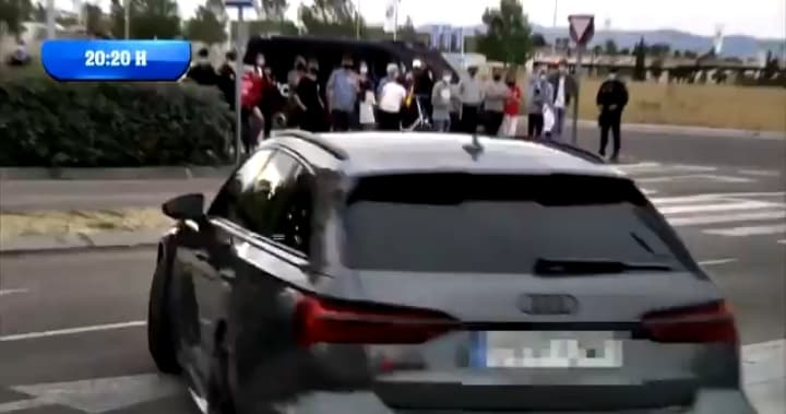 Szokujące sceny pod stadionem Realu. Kibice "Królewskich" obrażali Sergio Ramosa [WIDEO]