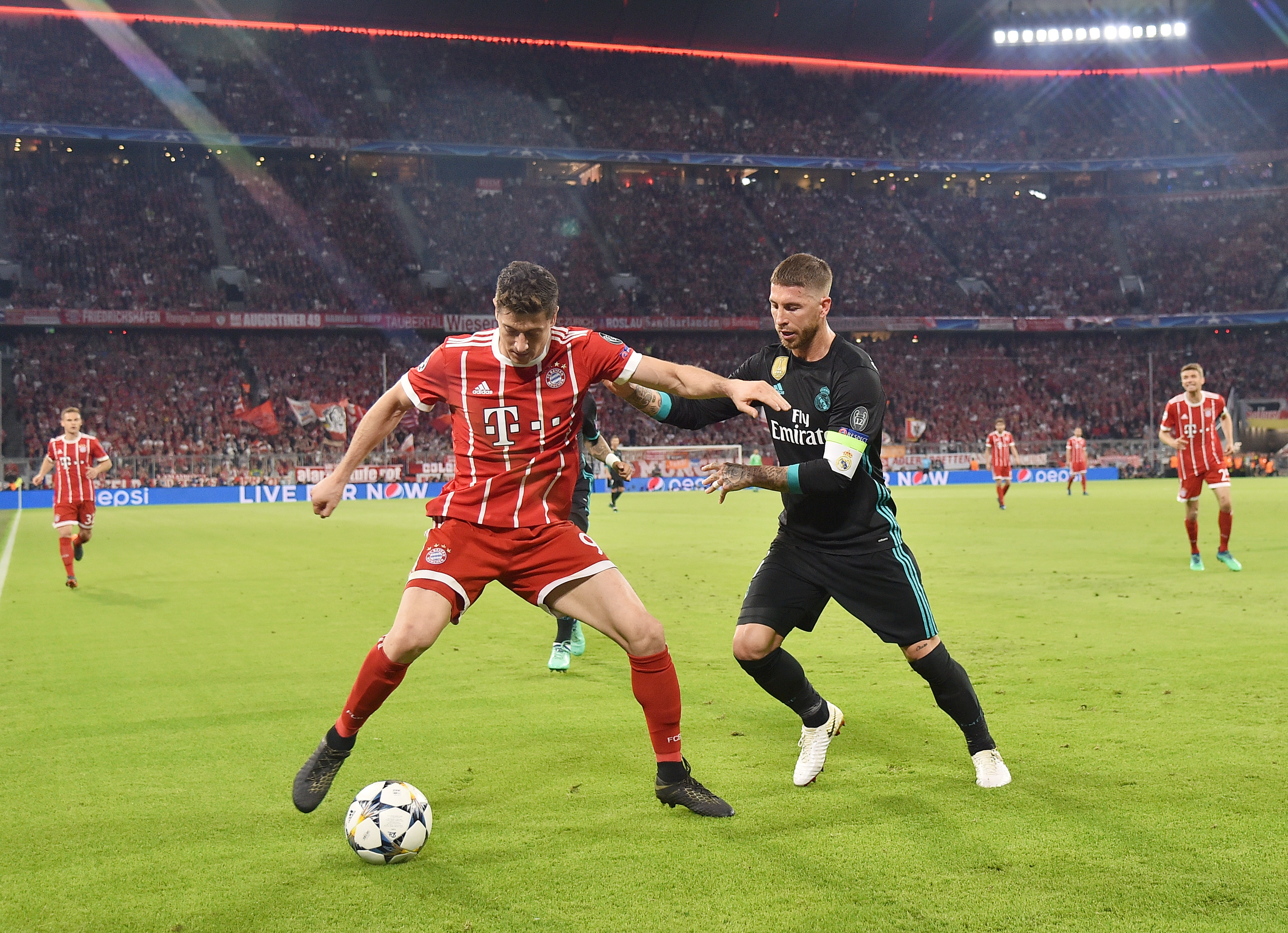 Robert Lewandowski żałuje, że nie zmierzy się z Sergio Ramosem. "Szkoda, to wielki piłkarz"