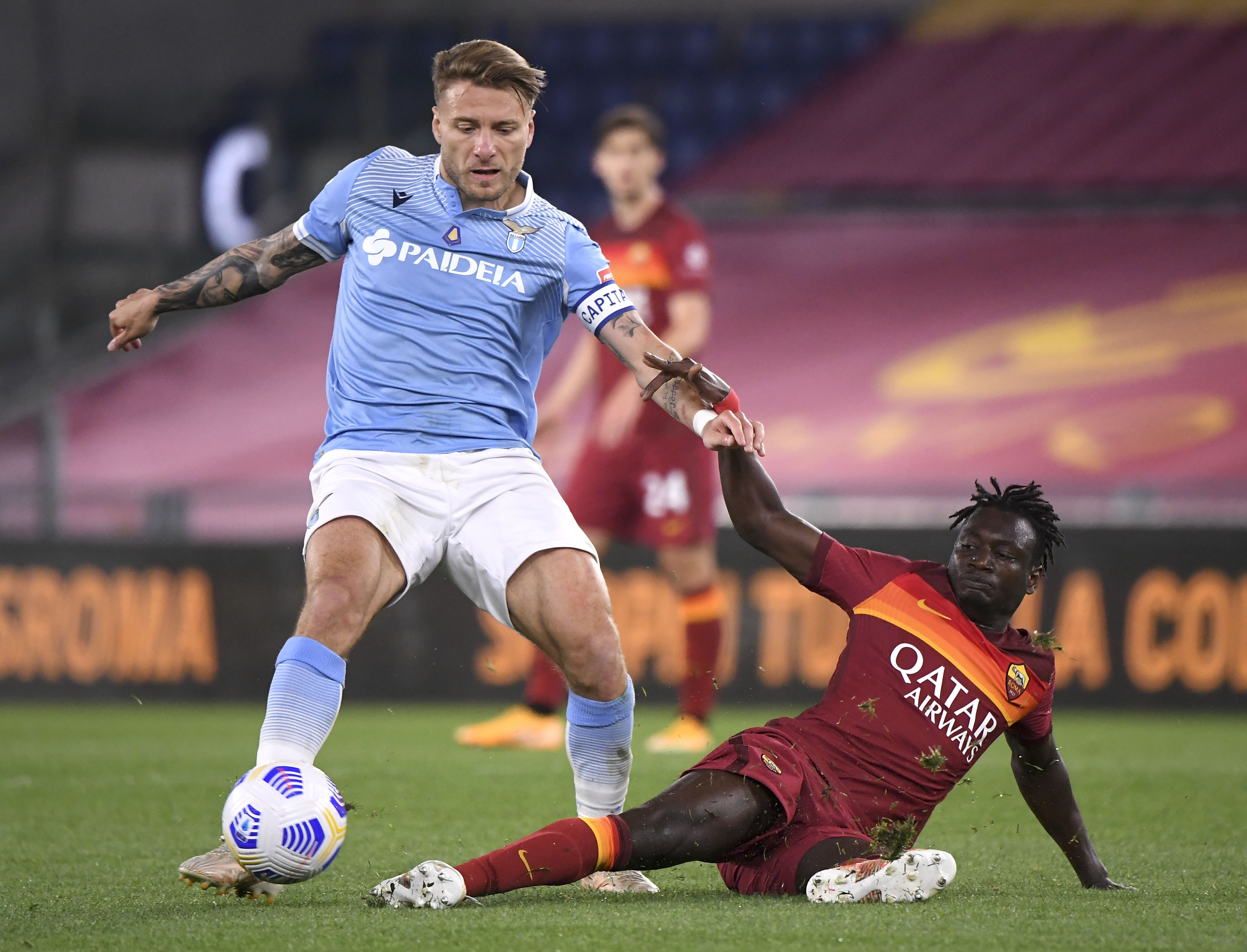 Uciekali przez Morze Śródziemne, trafiali do obozu dla uchodźców. Teraz podbijają włoską Serie A 