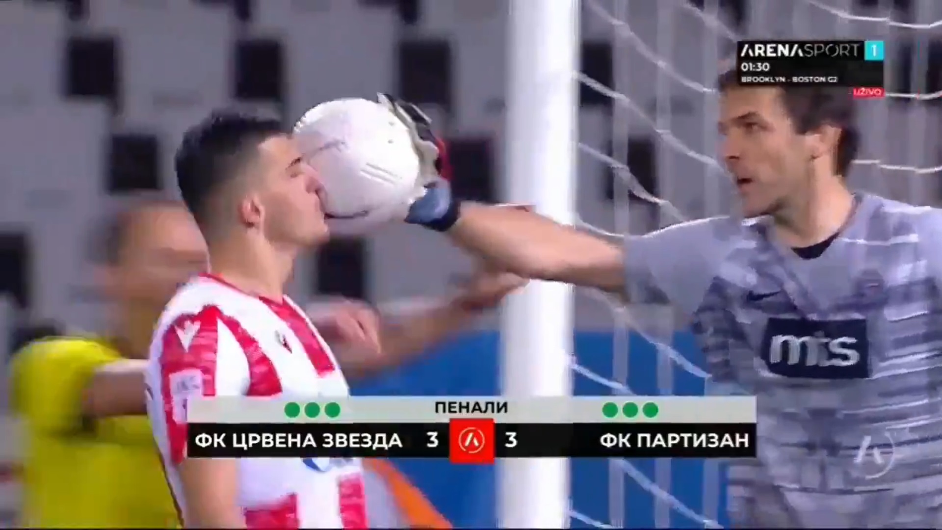 Gorące derby Belgradu! Rzuty karne, zadyma i bohater znany z Ekstraklasy [WIDEO]