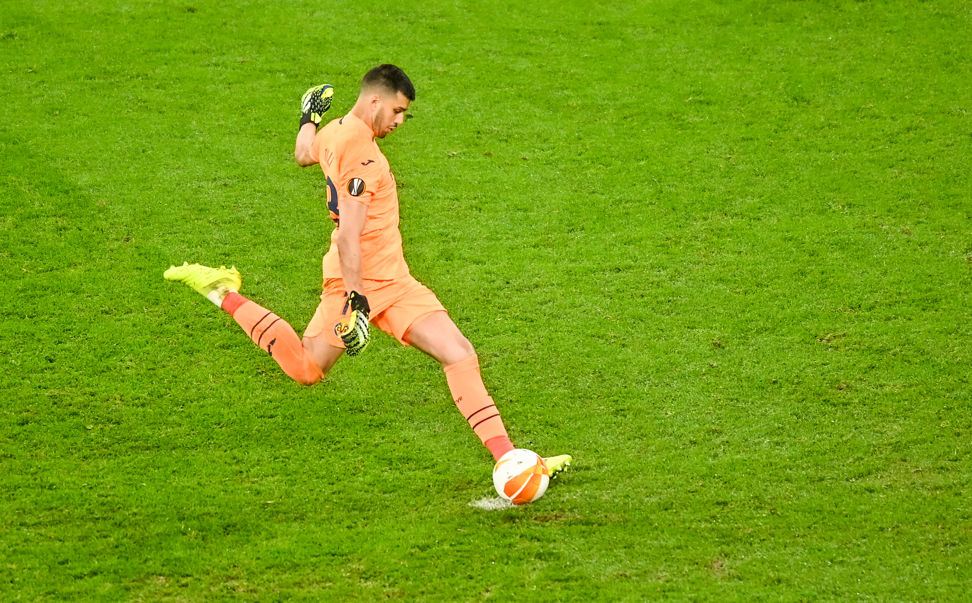 Dostrzegł go Guardiola, zatrzymywał Messiego, teraz przeszedł do historii. Kim jest bohater Villarrealu?
