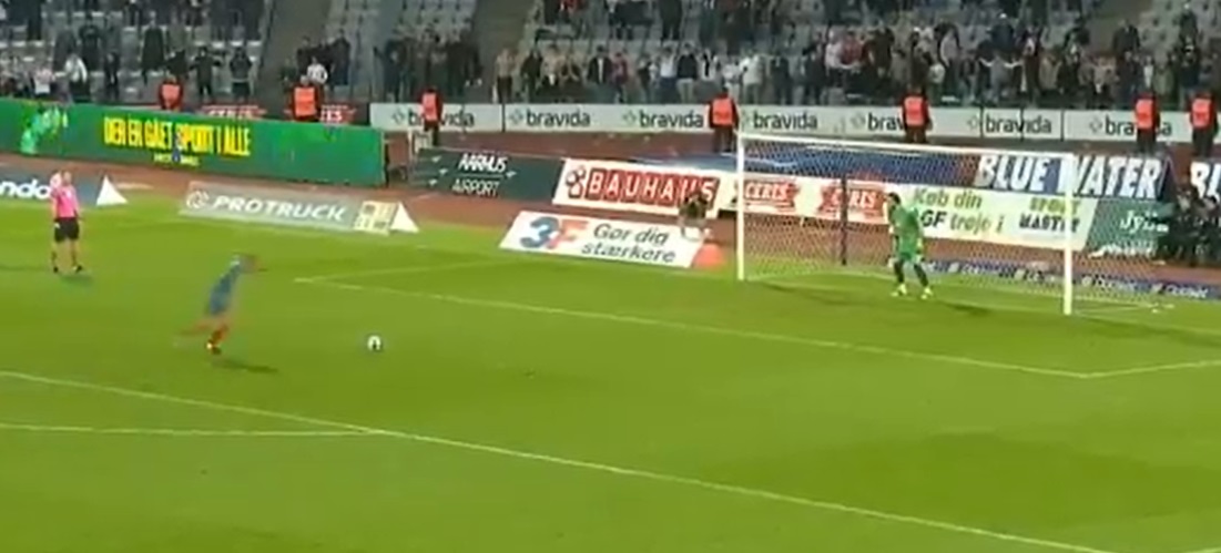 Kamil Grabara zagrał jak szef! Obronił trzy rzuty karne i wprowadził drużynę do europejskich pucharów [WIDEO]