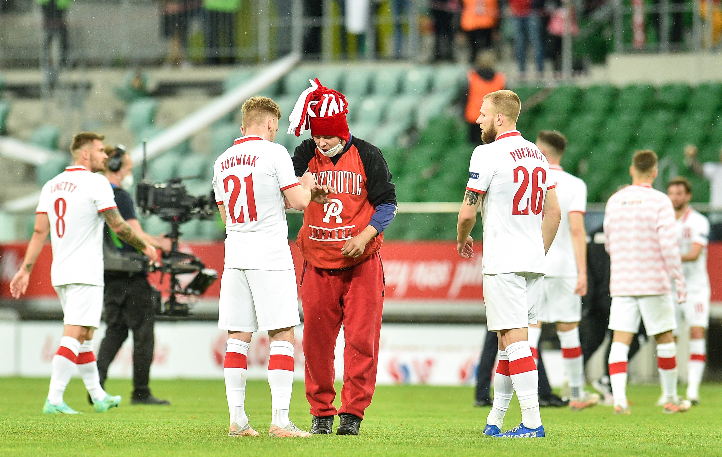 Skandal po meczu reprezentacji Polski. Kibice wbiegli na murawę, nikt ich nie zatrzymywał