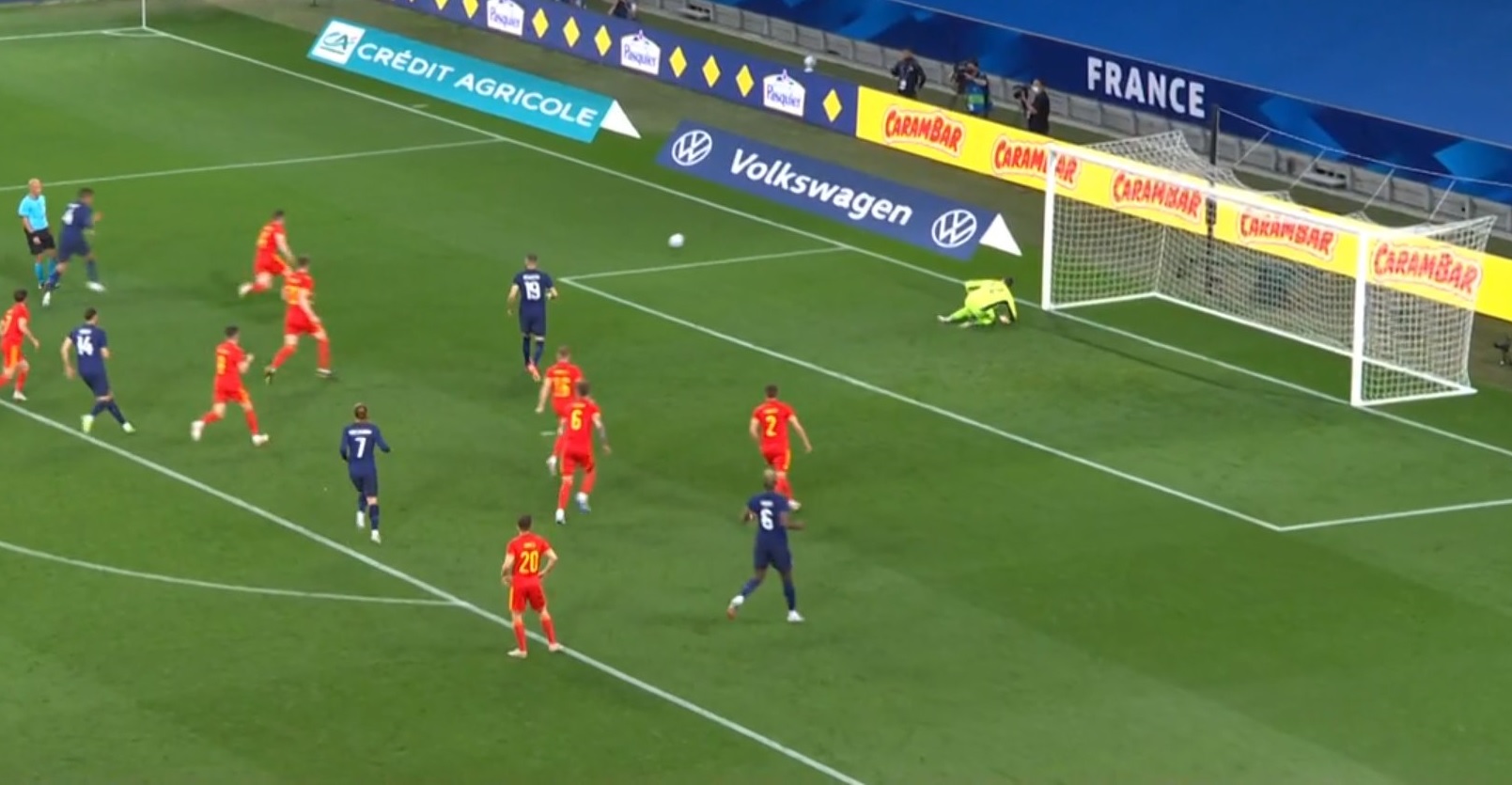 Karim Benzema wrócił do reprezentacji Francji i zawiódł. Zmarnował rzut karny [WIDEO]