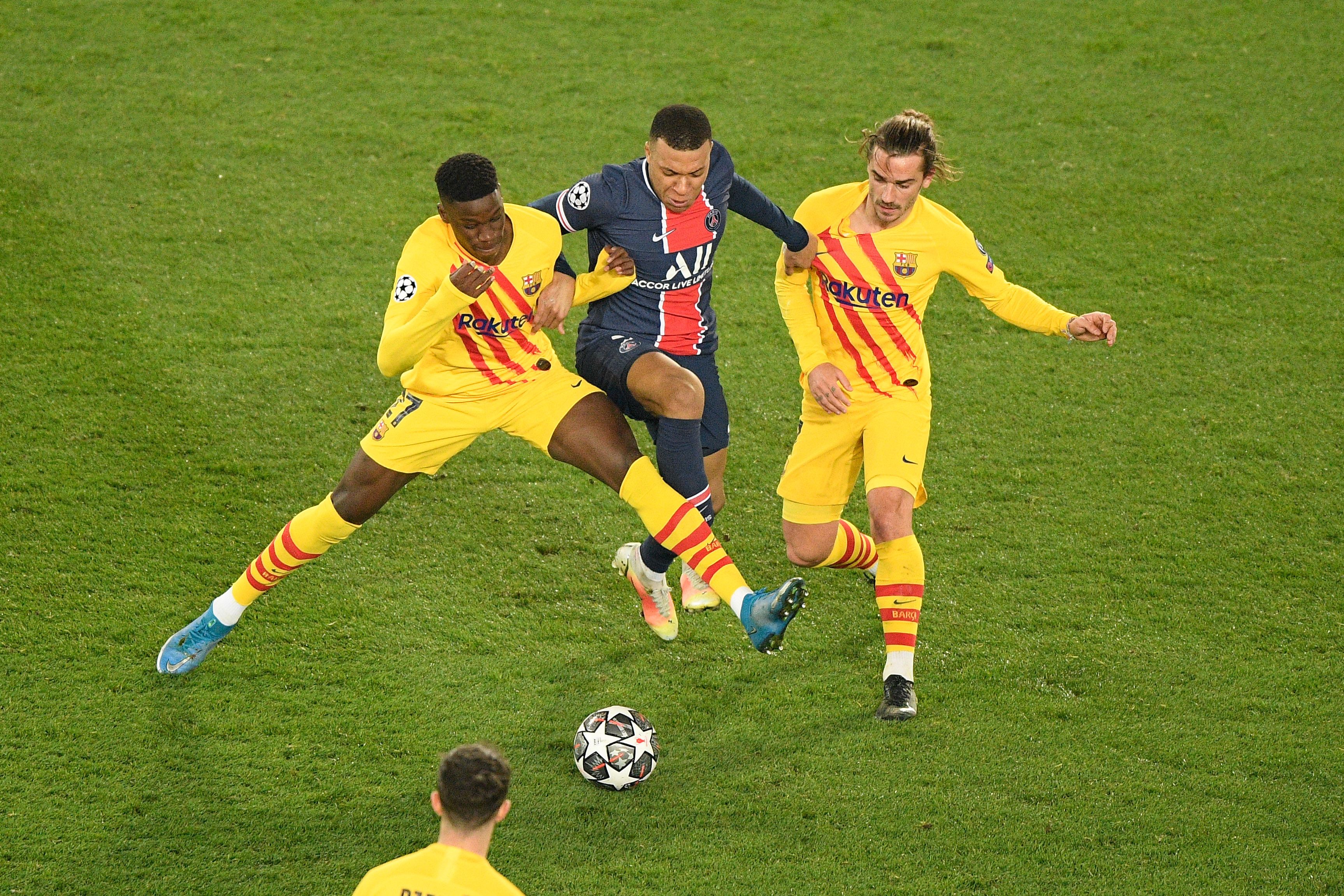 Transferowa wojna Barcelony z PSG. Obie drużyny celują w tego samego zawodnika