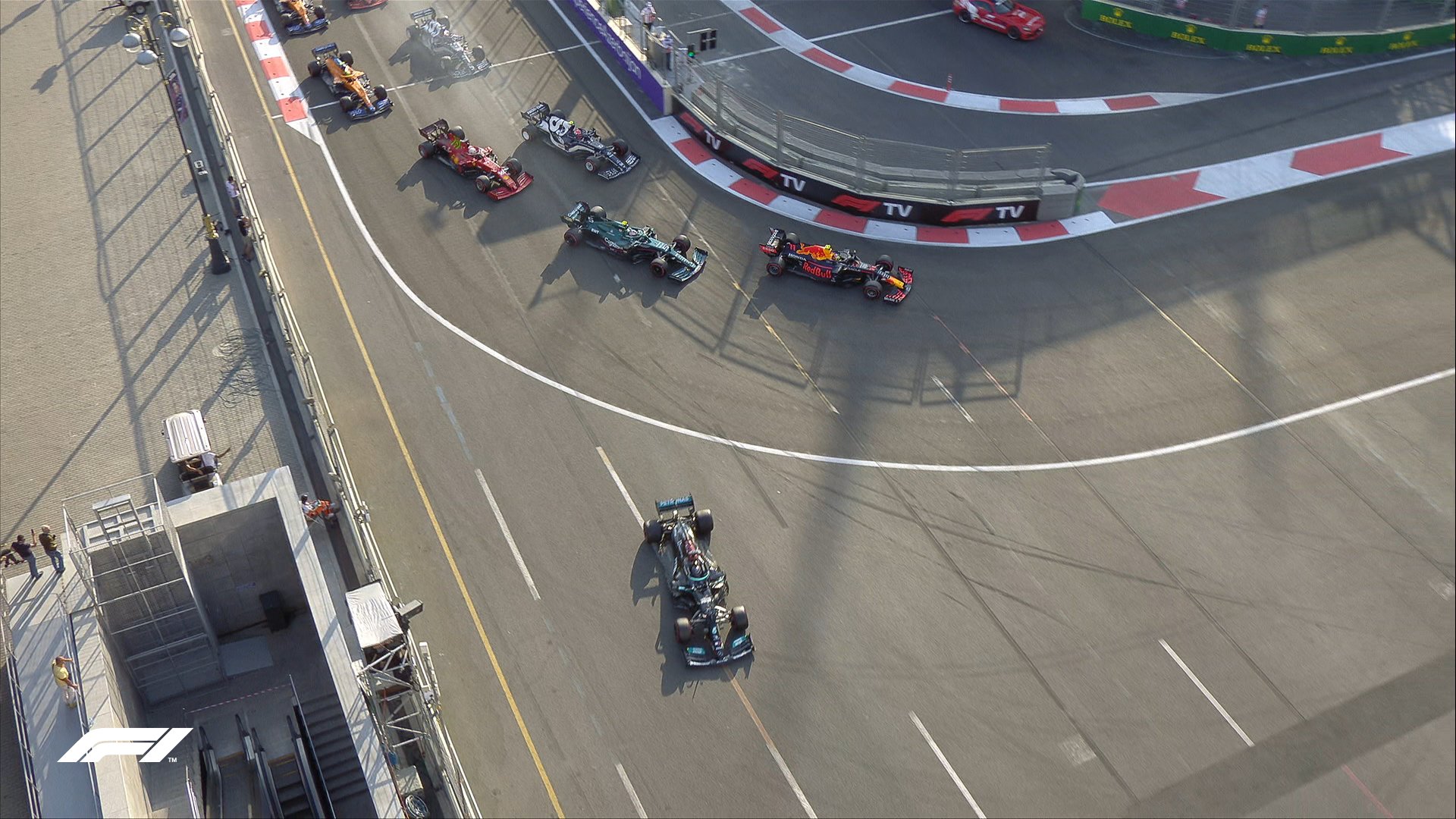 Lewis Hamilton przestrzelił zakręt tuż po restarcie! Triumf Sergio Pereza w niewiarygodnym wyścigu! [WIDEO]