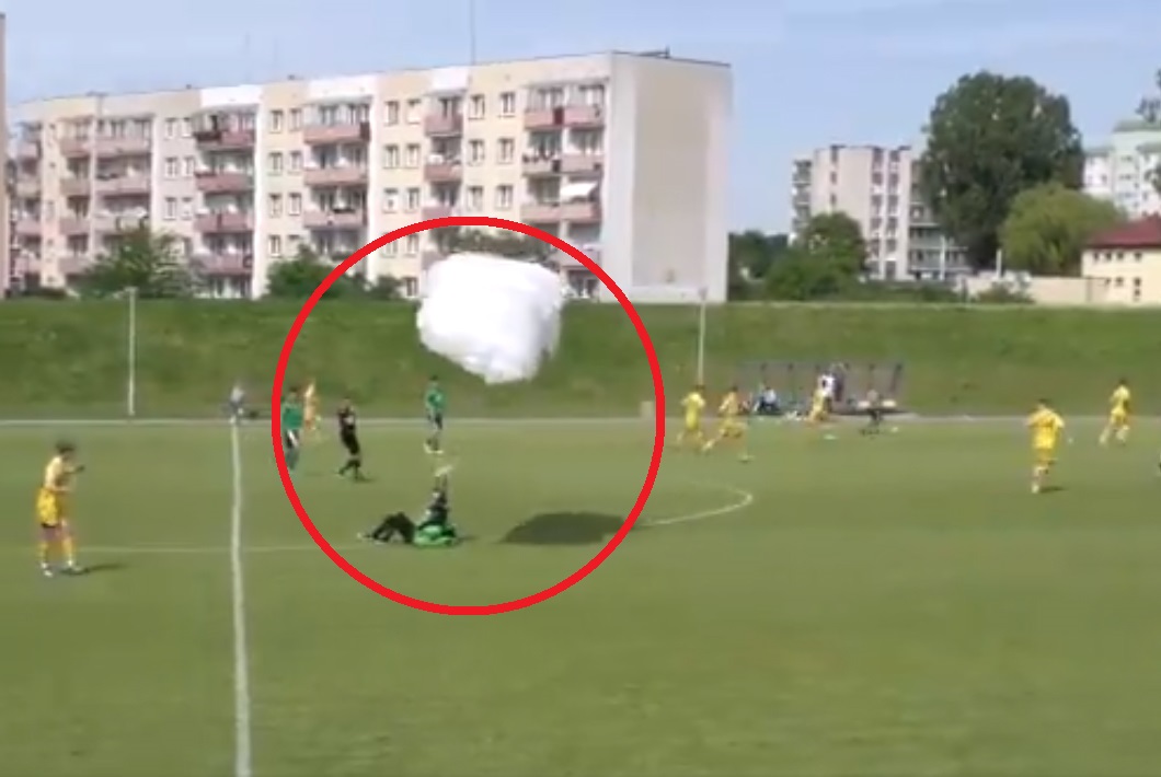 "O Jezu!". Spadochroniarz przerwał mecz w IV lidze [WIDEO]