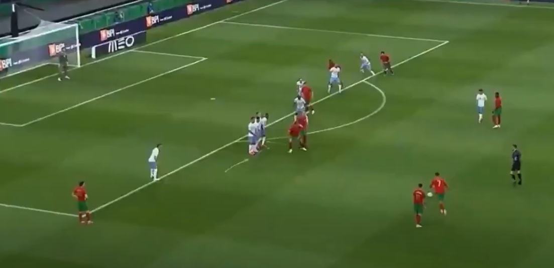 Cristiano Ronaldo obiektem kpin po fatalnym rzucie wolnym. "Wysłał piłkę w stratosferę" [WIDEO]