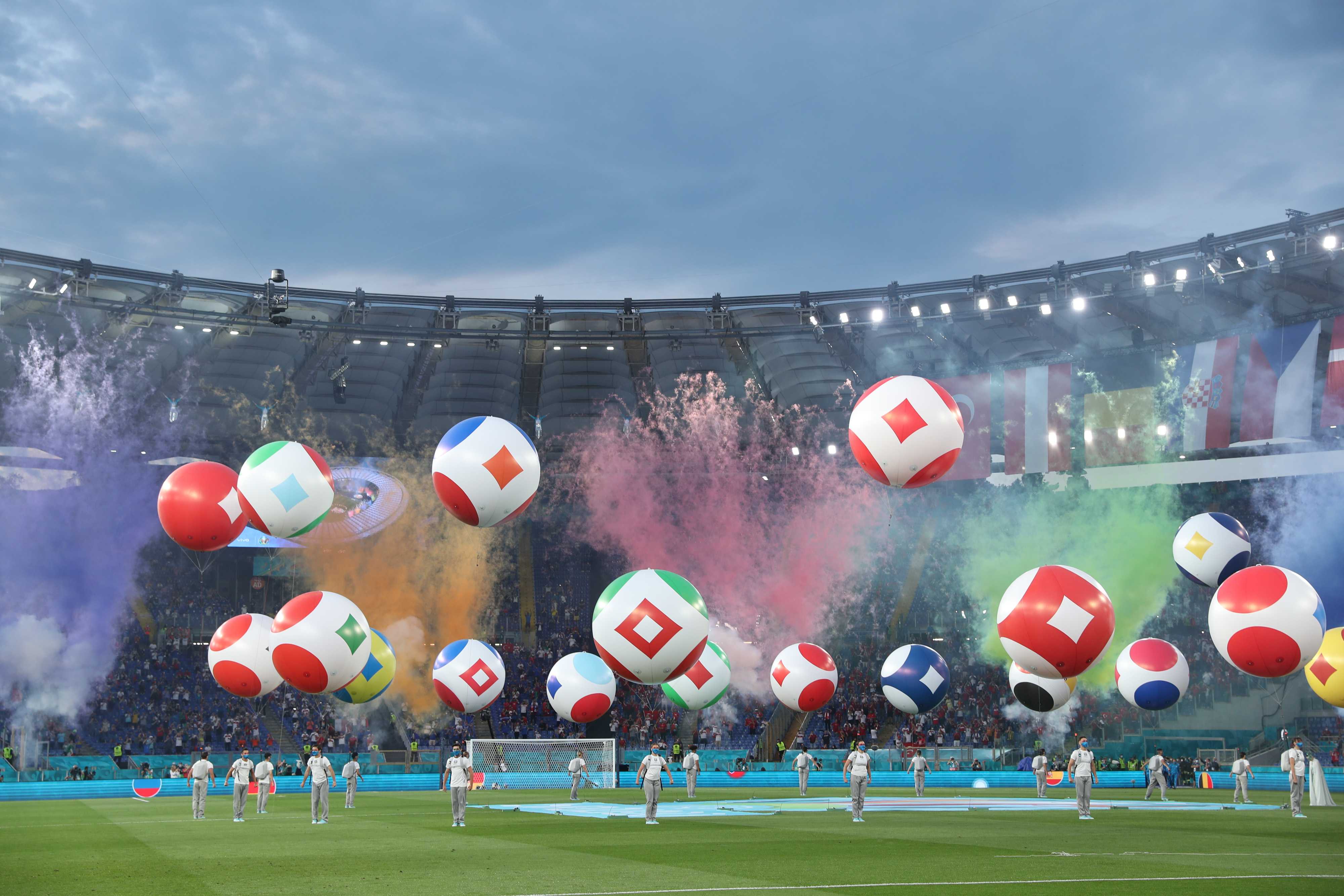 UEFA zarabia, środowisko cierpi. "To największy problem. Wielu podróży można było uniknąć"