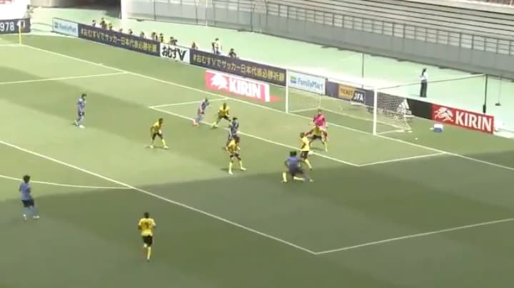 Cztery "siatki" przy jednym strzale! Spektakularny gol zawodnika Realu [WIDEO]