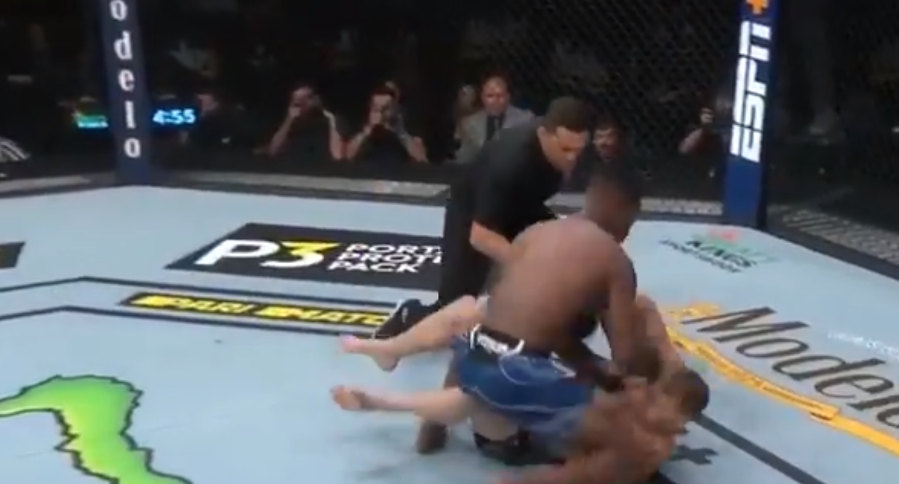 Błyskawiczny nokaut na UFC 263! Wygrał w siedem sekund, po czym sam doznał poważnej kontuzji [WIDEO]