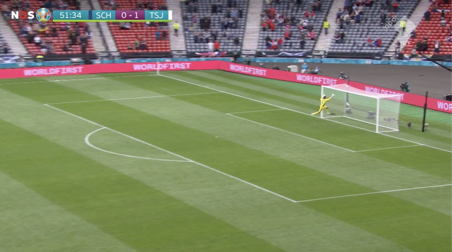 Co za gol na EURO! Mocny kandydat do bramki turnieju! "Piękny lob z połowy boiska" [WIDEO]