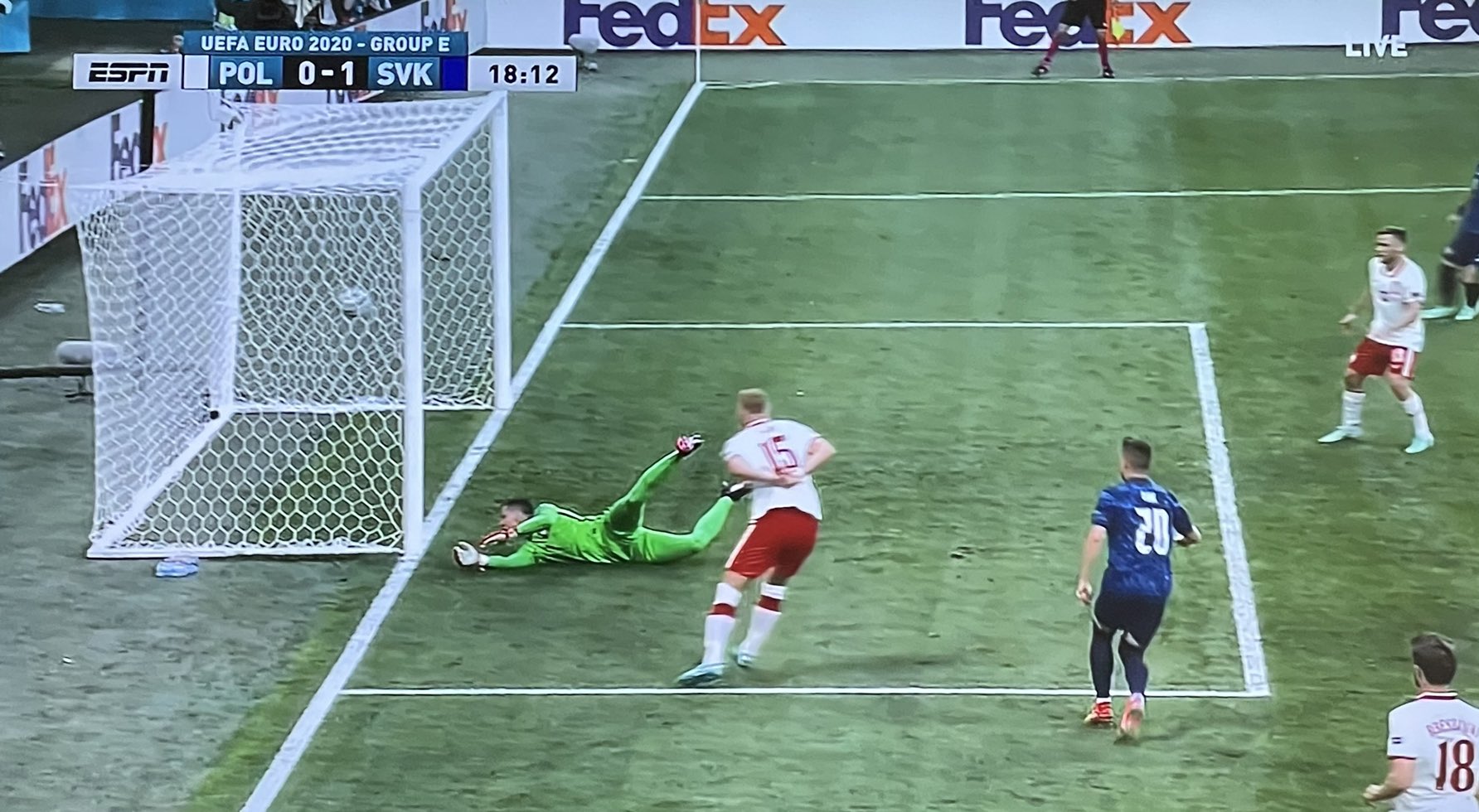 Tak Polacy stracili gola ze Słowacją. "Wojciech Szczęsny jest przeklęty na wielkich turniejach" [WIDEO]