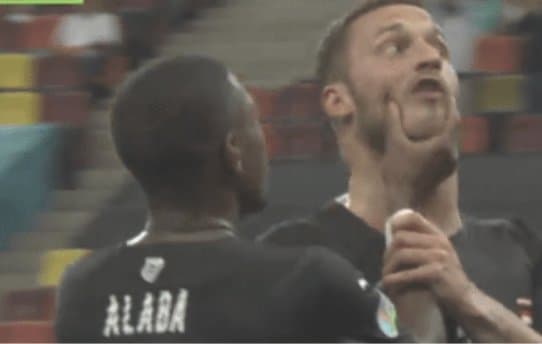 Skandal na EURO! Piłkarz może zostać wykluczony z turnieju za obrażanie rywali [WIDEO]