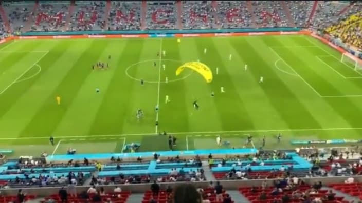 Zamieszanie przed meczem Francja - Niemcy. Na murawie wylądował nieproszony gość [WIDEO]