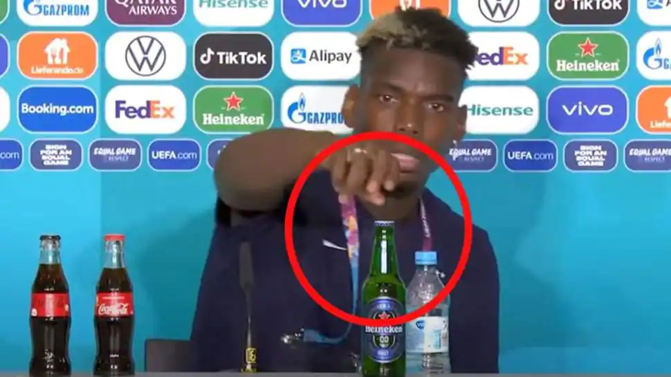 Paul Pogba niemal jak Cristiano Ronaldo. Francuz schował butelkę sponsora podczas konferencji [WIDEO]