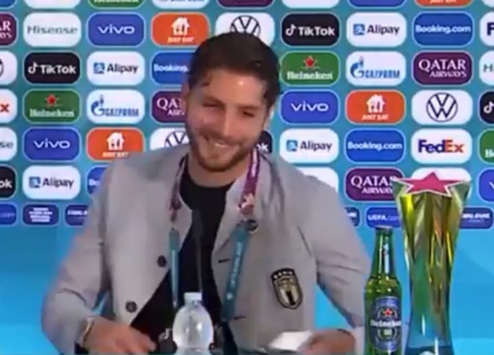 Kolejny piłkarz poszedł w ślady Ronaldo. Nowy trend na konferencjach prasowych EURO [WIDEO]