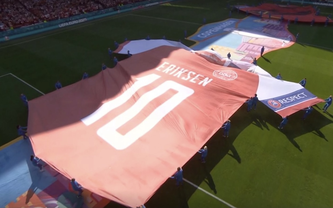 Piękne gesty dla Christiana Eriksena. Gigantyczna koszulka, przerwana gra i "You'll Never Walk Alone" [WIDEO]