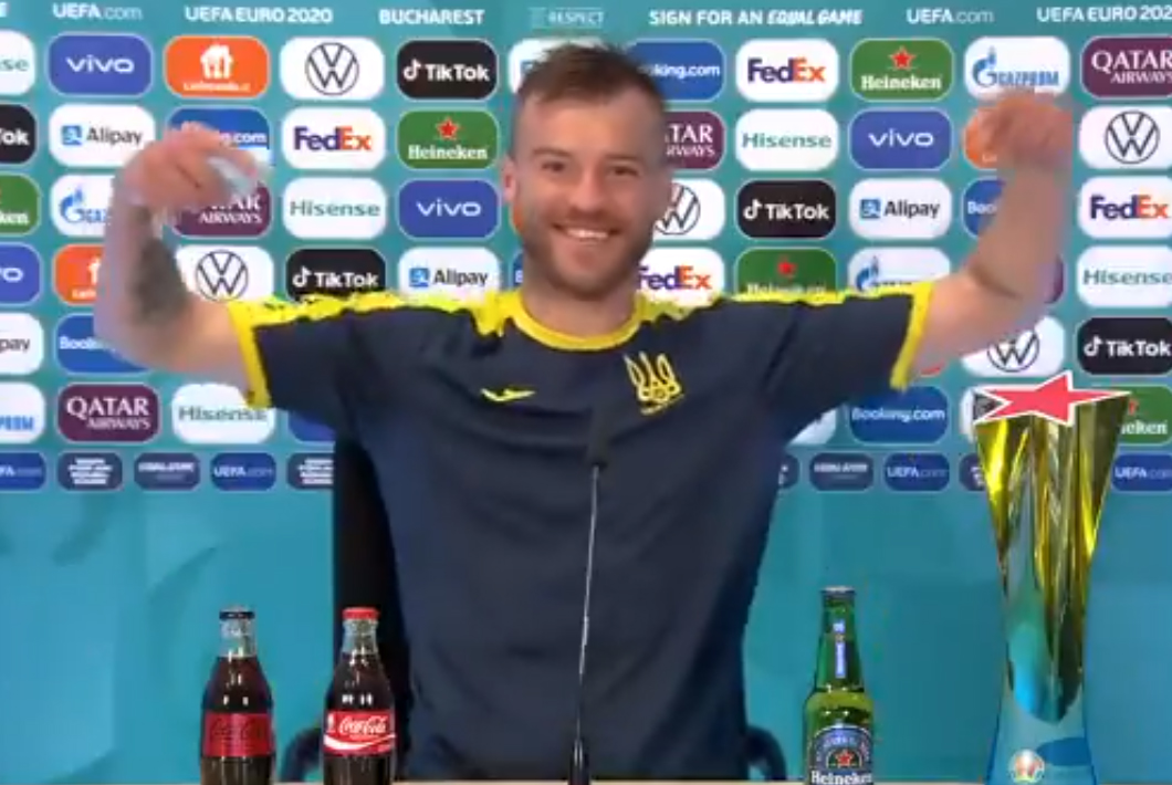 Kapitan Ukrainy zakpił z zachowania Cristiano Ronaldo. "Coca-Cola, skontaktuj się ze mną!" [WIDEO]