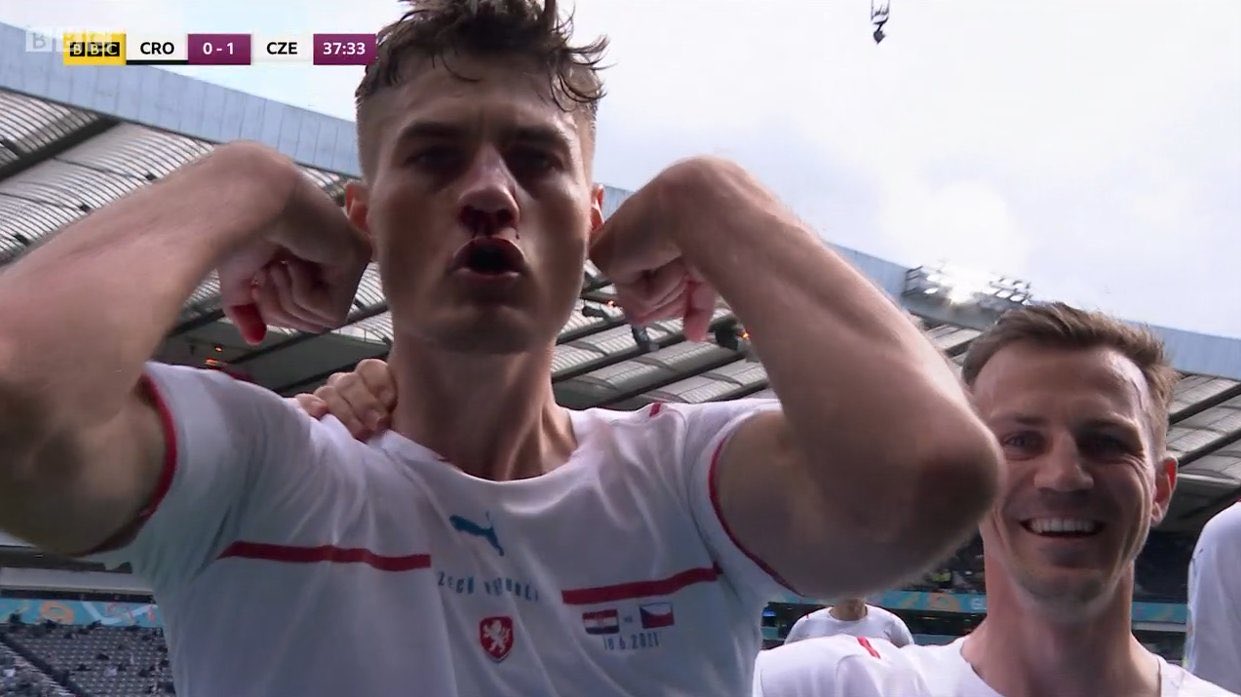 Wielkie kontrowersje przy rzucie karnym dla Czechów. Patrik Schick zalał się krwią, ale trafił [WIDEO]
