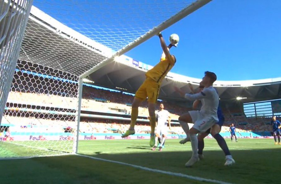 "Piłkarskie jaja" na EURO 2020! Golkiper Słowaków sam wrzucił sobie piłkę do bramki [WIDEO]