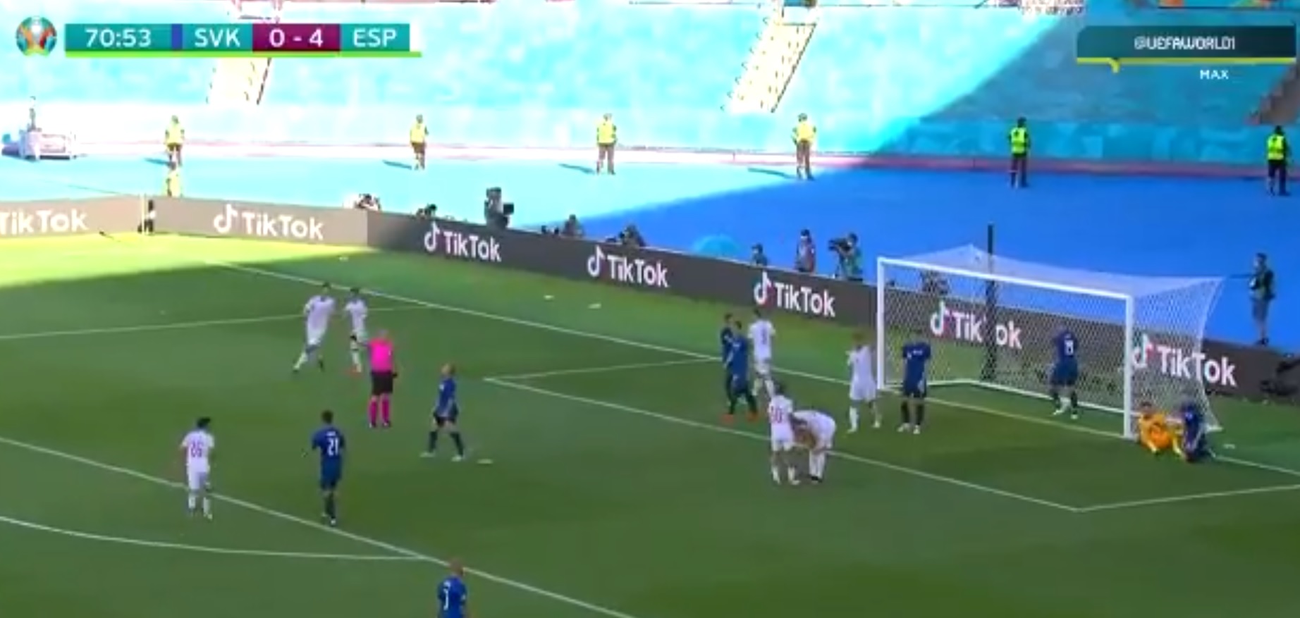 Hiszpanie pokazali Słowakom miejsce w szeregu. Wygrana 5:0, zmarnowany karny i kuriozalny gol [WIDEO]