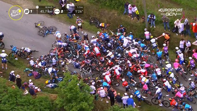 Gigantyczna kraksa w Tour de France. Bezmyślne zachowanie kibicki [WIDEO]