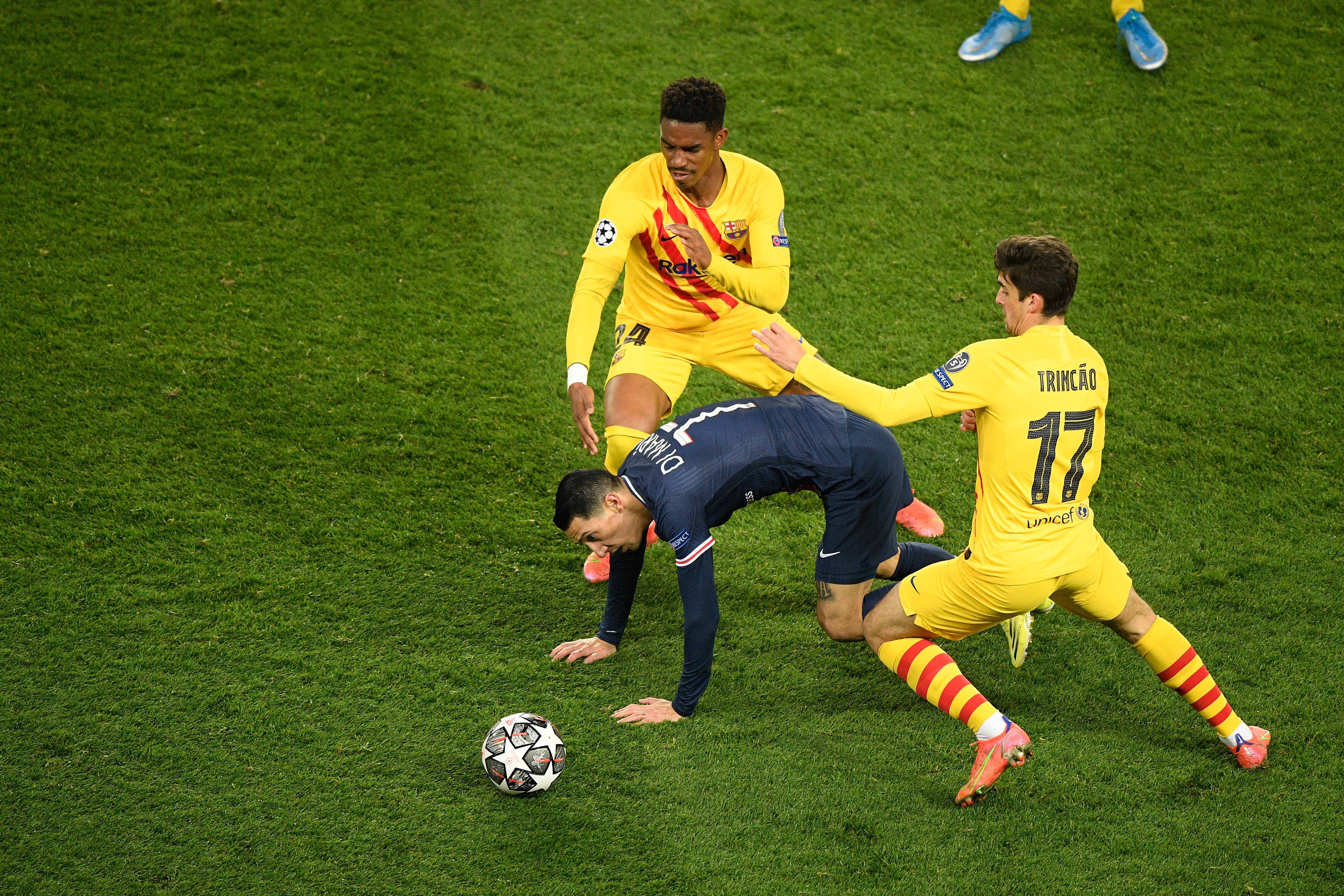 Kolejny obrońca na wylocie z FC Barcelony. Jest o krok od przenosin do Premier League