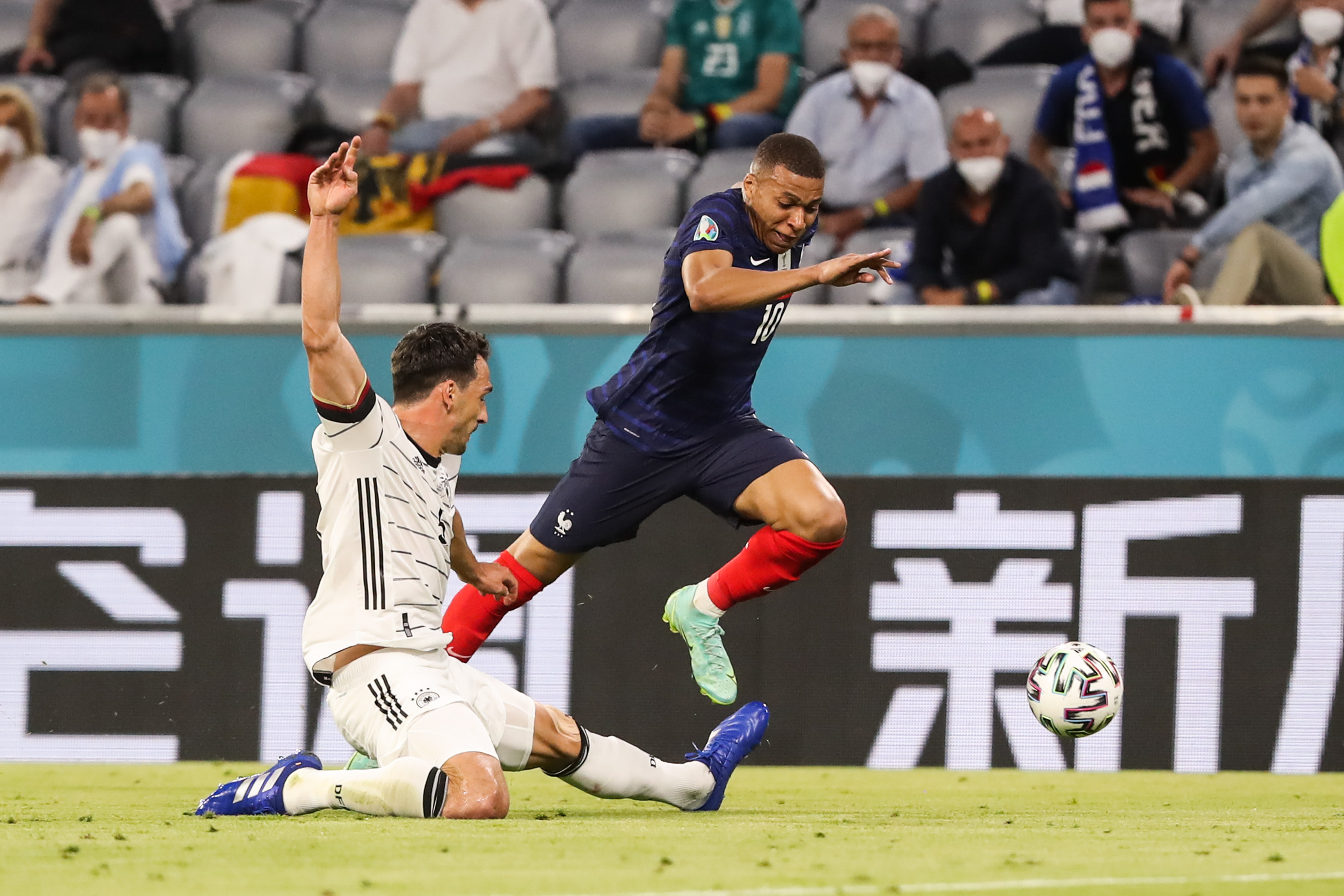Kylian Mbappe przeprasza za zmarnowany rzut karny. "Trudno zasnąć po takim meczu"