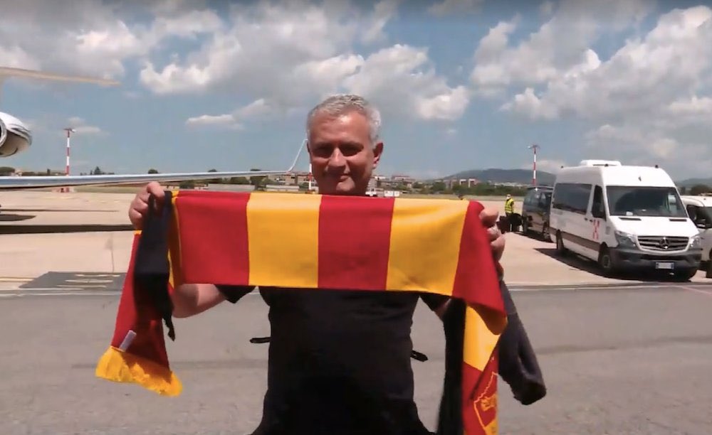 Kibice AS Romy w ekstazie po przylocie Jose Mourinho do Rzymu. "HabeMOUs Papam" [WIDEO]